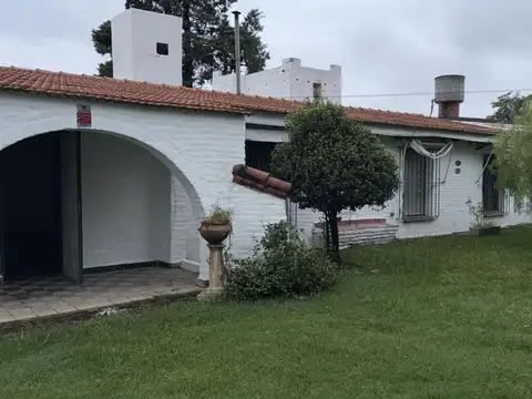 casa tipo Quinta - 3 dormitorios - 2 baños - Exclente ubicacion - salida a 2 calles