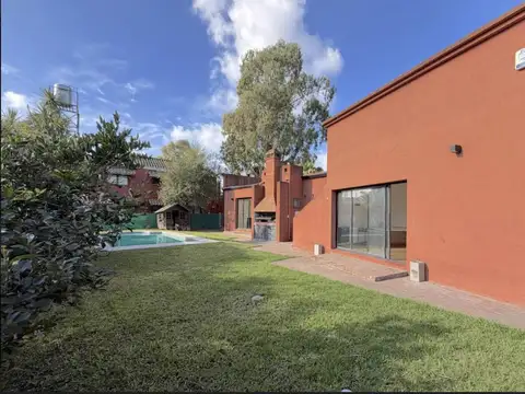 Venta Casa 4 ambientes con piscina y quincho en Barrio El Carmencito-Berazategui