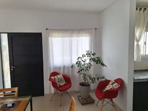 Casa 4 ambientes con 2 baños