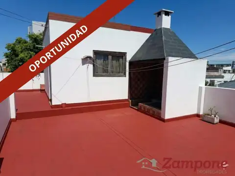 Oportunidad A RECICLAR - Casa de 6 ambientes  con garage, balcón corrido, patio, terraza y parrilla.