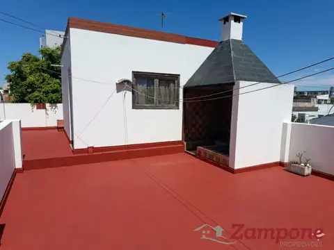 Oportunidad A RECICLAR - Casa de 6 ambientes  con garage, balcón corrido, patio, terraza y parrilla.