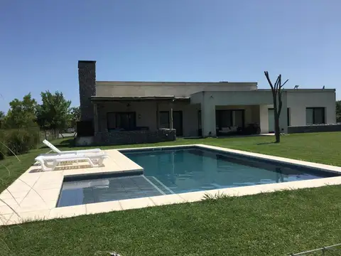 Casa 4 ambientes con 3 baños