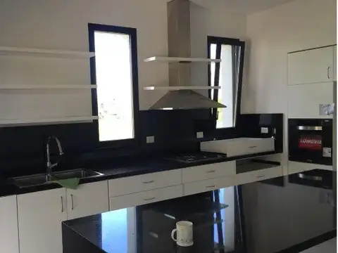 Casa en Alquiler con 4 cocheras