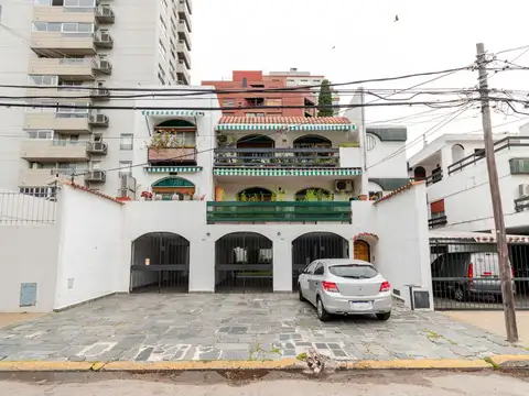 Departamento en venta con cochera y bajas expensas en La Lucila, a pasos de Av. Libertador.