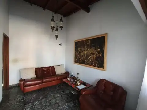 Venta casa 4 ambientes con Patio y Cochera en Banfield