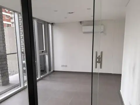 Oficina comercial en excelente ubicación con 4 cocheras