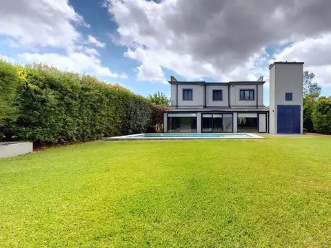 Casa en Venta con 4 cocheras