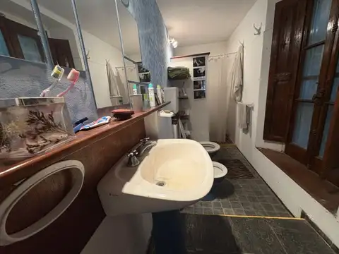 ROLDÁN - CASCO CÉNTRICO -CASA ECLECTICA- AMPLIO PARQUE