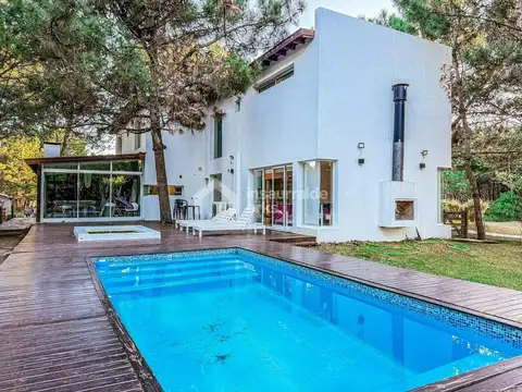 Casa 4 dormitorios mas servicio en Venta en Golf 1, Costa Esmeralda, Costa Atlántica | Quincho cubierto y Piscina!
