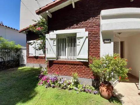 CHALET DE 4 AMBIENTES CON PARQUE ,PISCINA  QUINCHO ENTRADA D