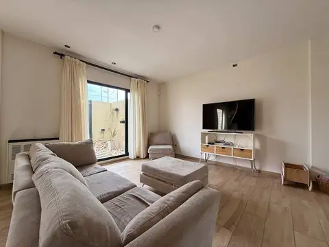 Casa 7 ambientes con 2 baños