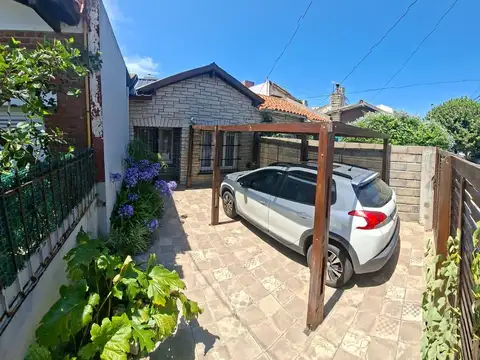 Casa para 4 personas Con Cochera La Perla 100 mts Mar