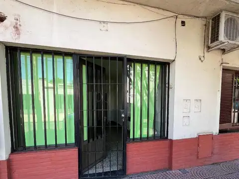Local en Alquiler en Barrio Parque Field, $ 250.000