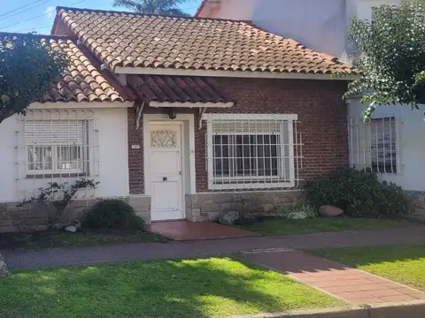Venta casa 4 ambientes con jardin, Haedo