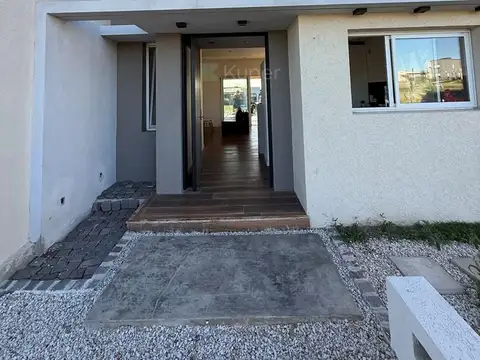 Casa en Alquiler con 1 cochera