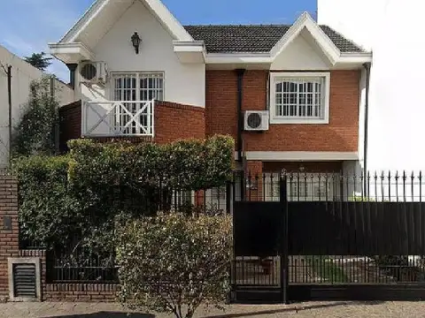 CHALET CON PILETA 5 AMB 3 dorm. 2 cocheras en venta - LANÚS - ESTE, GRAN BS. AS. SUR