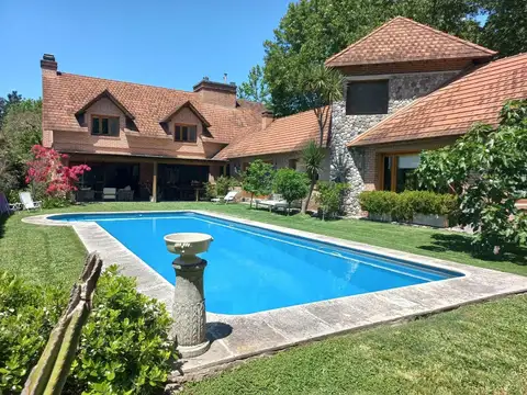 CASA en VENTA 4 DOR, JARDÍN y PILETA en SAN JORGE VILLAGE!