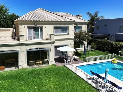 Venta Casa 5 ambientes Barrio Haras Santa María 