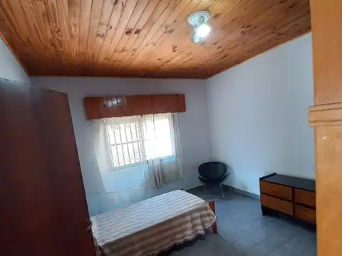VENTA CASA DE 3 AMBIENTES MAS 3 LOCALES EN MORON