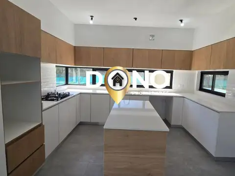 Casa en Venta en Berazategui, USD 480.000