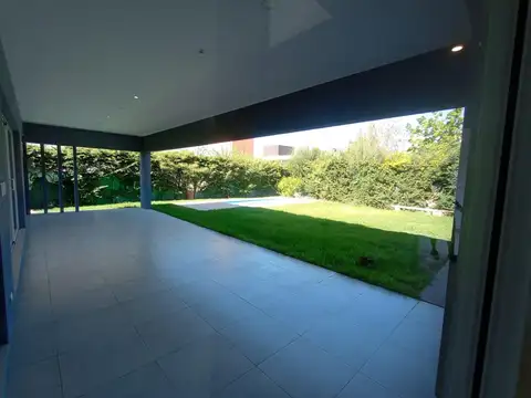 Casa en Alquiler con 2 cocheras