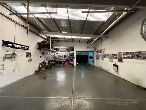 GALPÓN CON AMPLIO JARDÍN - IDEAL INVERSOR