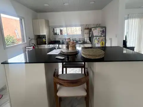 VENTA CASA DE 4 AMBIENTES CON PILETA EN EL BARRIO ALVAREZ DEL BOSQUE -FRANCISCO ALVAREZ MORENO.
