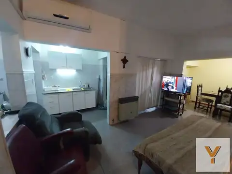 Casa en venta - 3 Dormitorios 1 Baño - Locales - 192Mts2 - Claromecó