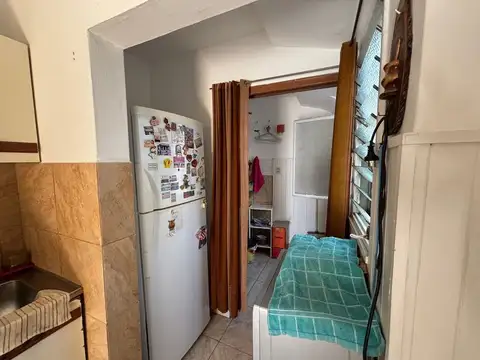INTERNO UNICO CON COCHERA SOBRE AVENIDA