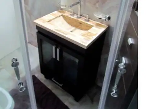 DEPARTAMENTO DE PASILLO DOS DORMITORIOS CON COMODÍN Y PATIOS EN ABASTO ROSARIO