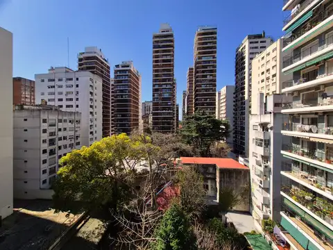 Piso con 2 balcones aterrazados y estar comedor apaisado