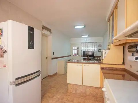 Casa en venta en Olivos Golf con jardín, galería, quincho y cochera