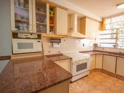 Casa 8 ambientes con 2 baños