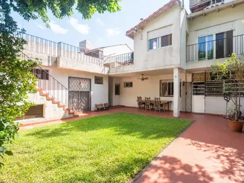 Casa en venta en Olivos Golf con jardín, galería, quincho y cochera