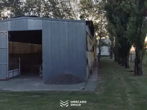 Galpon en esquina con doble entrada