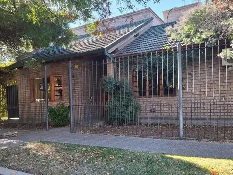 ALQUILER - CASA 5 DORMITORIOS EN MANZANAR - CIPOLLETTI