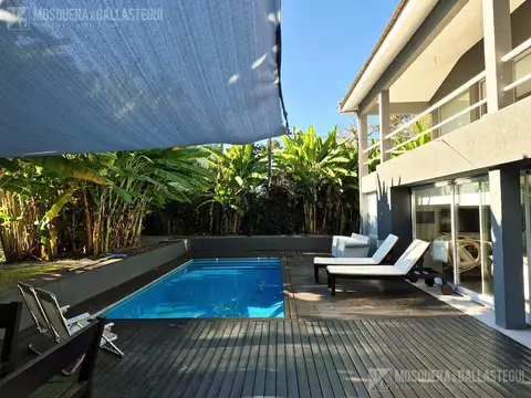 Casa en Alquiler con 4 cocheras