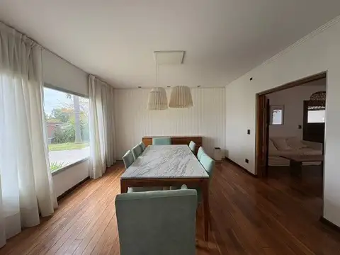 Casa en Alquiler con 2 cocheras
