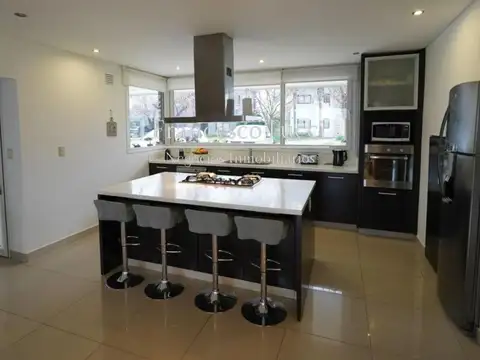 Casa 5 ambientes con 4 baños