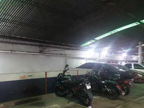 Venta COCHERA CUBIERTA DE 6M2 PARA 2 MOTOS, FLORES