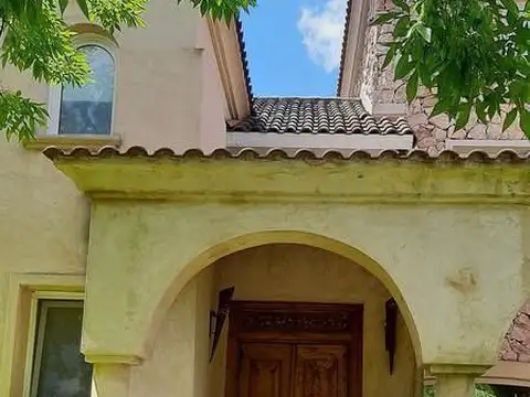 Casa en Venta con 3 cocheras