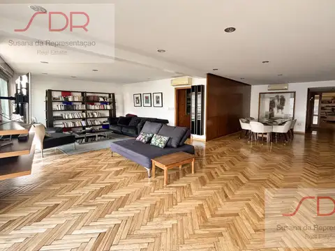 Piso alto en Recoleta con balcón corrido, cochera y seguridad 24 hs