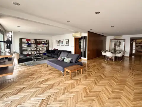 Piso alto en Recoleta con balcón corrido, cochera y seguridad 24 hs