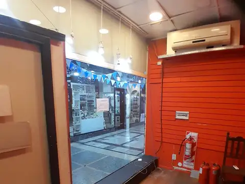 excelente local en lo mejor de Flores