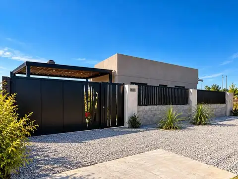 HERMOSA CASA EN ALQUILER EN PILAR CENTRO!