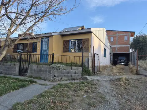 Casa En Esquina + Depto Interno - Bariloche