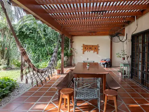 Casa en Venta con 3 cocheras