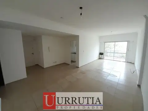 DEPTO 3 AMB AL FRENTE CON BALCON Y COCHERA. INMEJORABLE UBICACION.