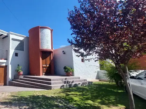 Venta espléndida casa en chacras de coria