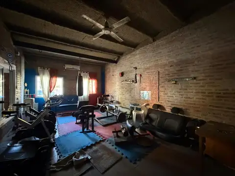 Se vende Casa/Lote a Modernizar Barrio Candioti.